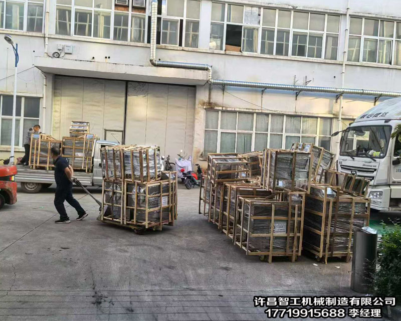 許昌智工60余臺炒貨機發貨 多家物流公司同時來廠拉貨!